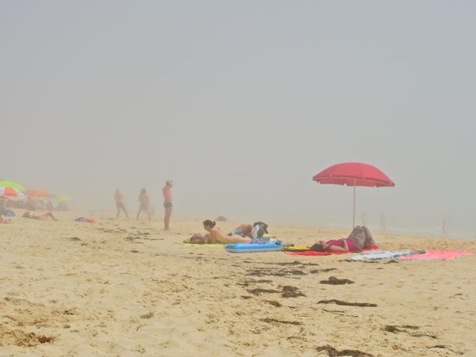 Nevoeiro repentino vindo do mar por volta das 12:15 h e bandeira vermelha