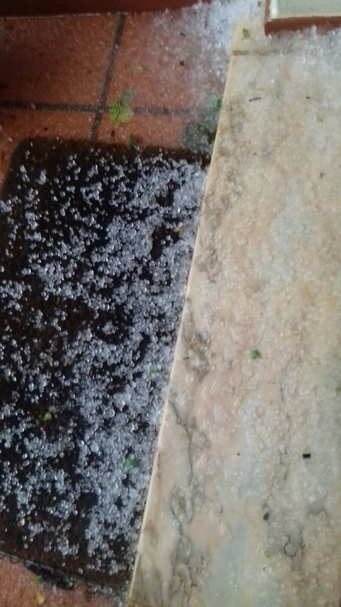 queda de pedras de granizo acompanhada de vento muito forte e chuva intensa