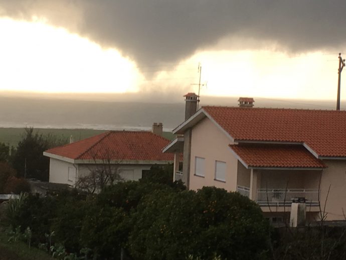 Tornado/tromba sobre o mar no litoral norte de Viana do castelo